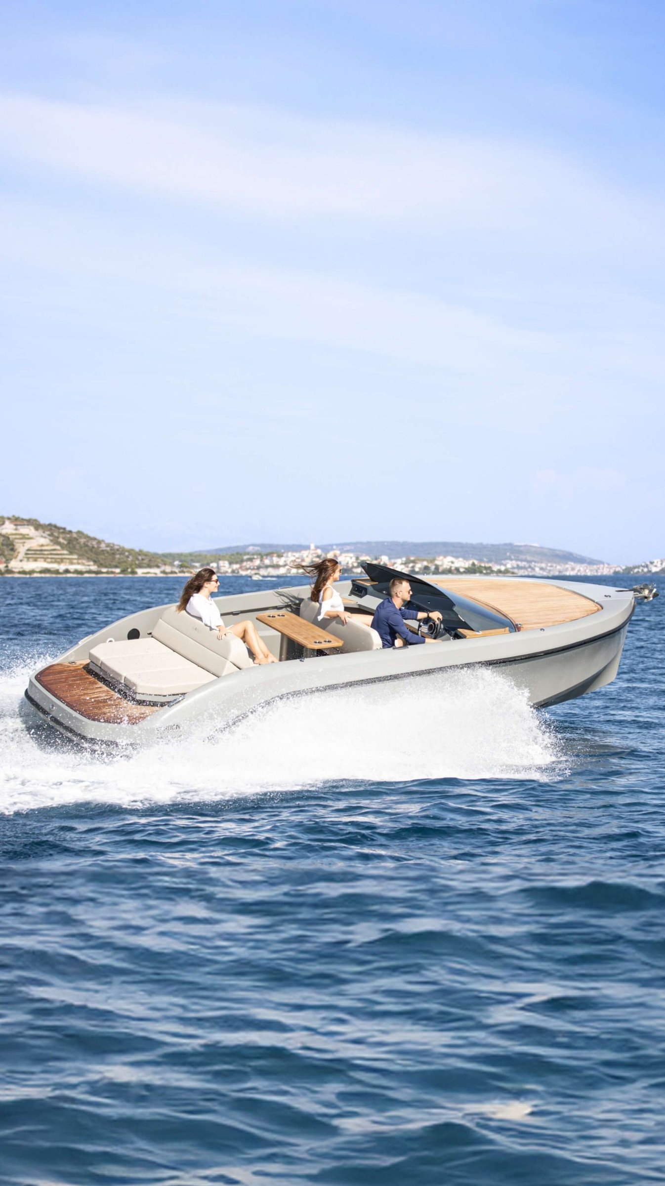 Rand Spirit 25, speedboot varend op zee