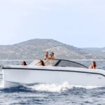 Rand Supreme 27, boot varend met mensen aan boord