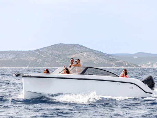 Rand Supreme 27, boot varend met mensen aan boord
