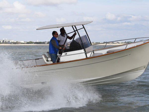 Rhea Marine 23 Open V2, boot varend met hoge snelheid