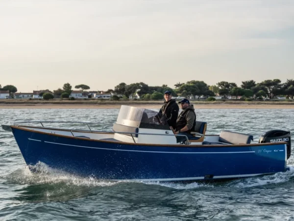 Rhea Marine 23 Origine, blauwe boot varend op water