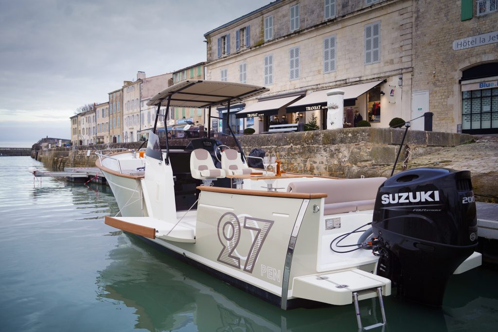 Rhea Marine 27 Open, boot afgemeerd aan kade