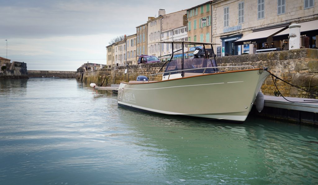 Rhea Marine 27 Open, boot afgemeerd bij haven