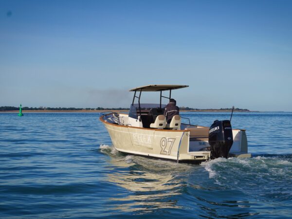 Rhea Marine 27 Open, boot varend op zee
