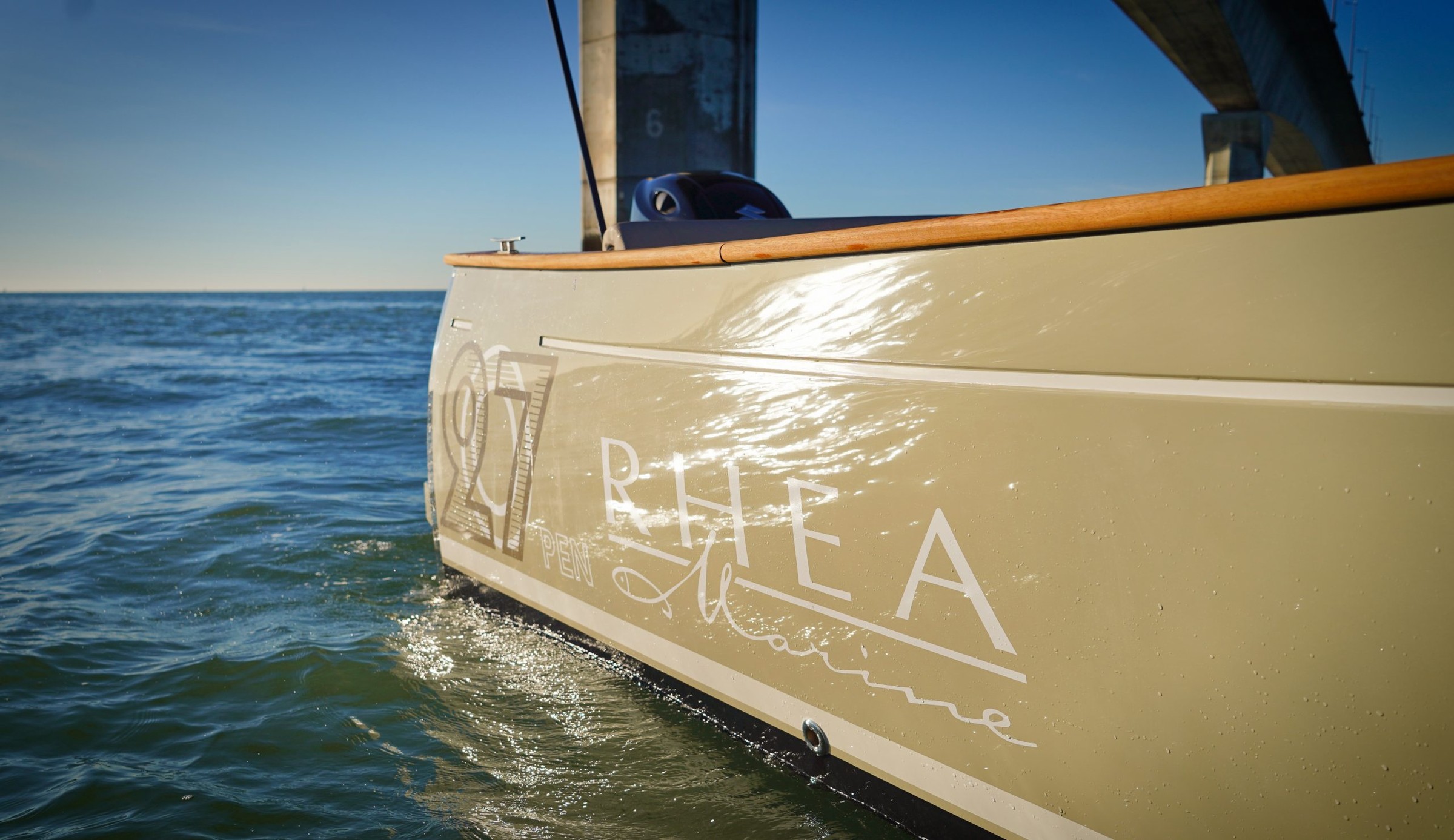 Rhea Marine 27 Open, romp van boot met logo