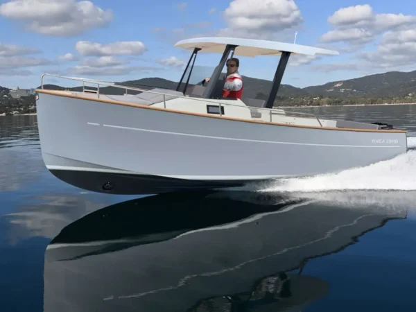 Rhea Marine 29 HB Open, boot varend op water