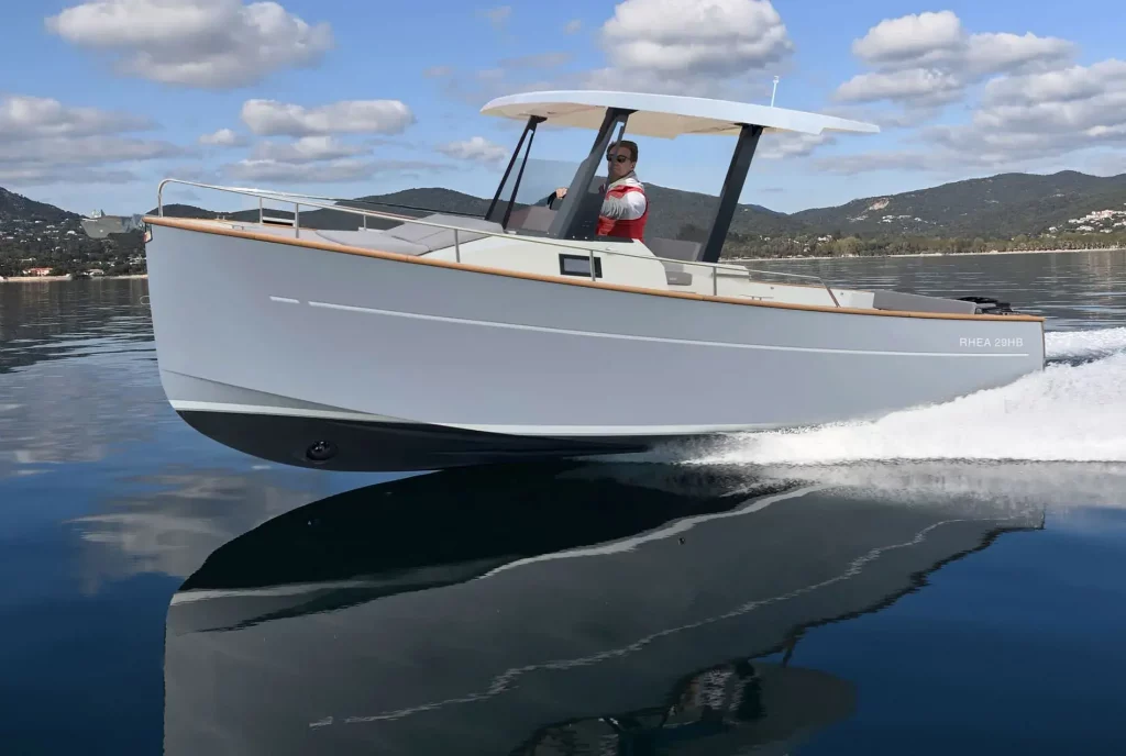 Rhea Marine 29 HB Open, boot varend op water