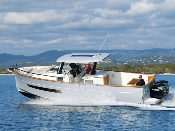 Rhea Marine 32 HB Open, boot varend op zee