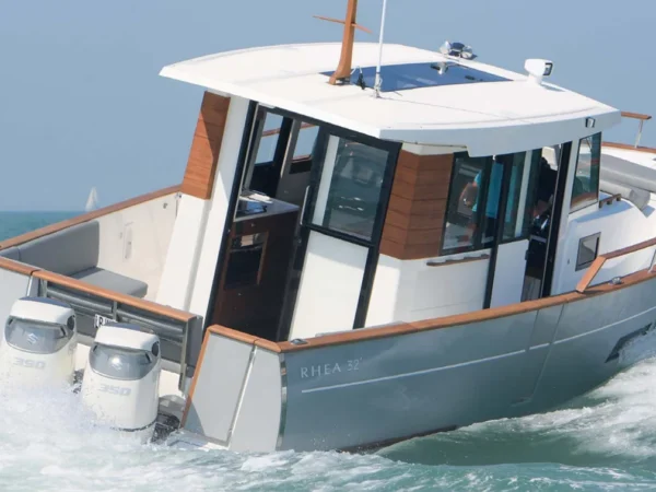 Rhea Marine 32 HB Timonier, boot varend op zee