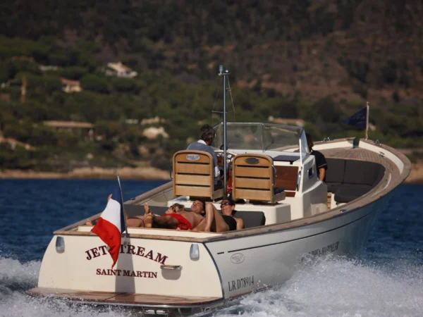 Rhea Marine 35 Open, boot varend met passagiers
