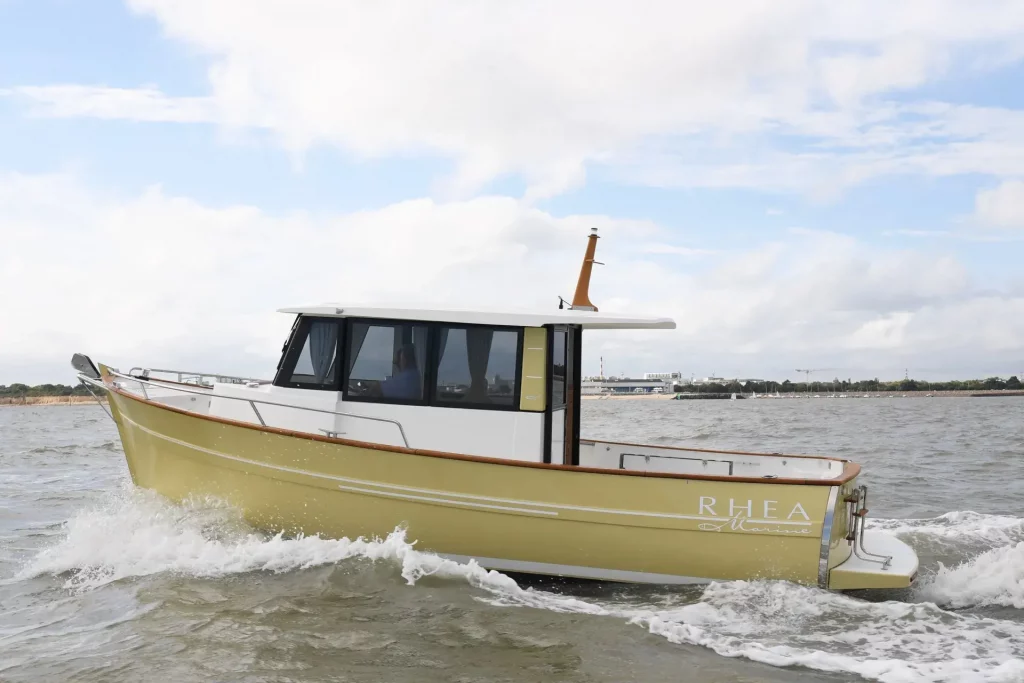 Rhea Marine 730 Timonier V2, boot varend op water