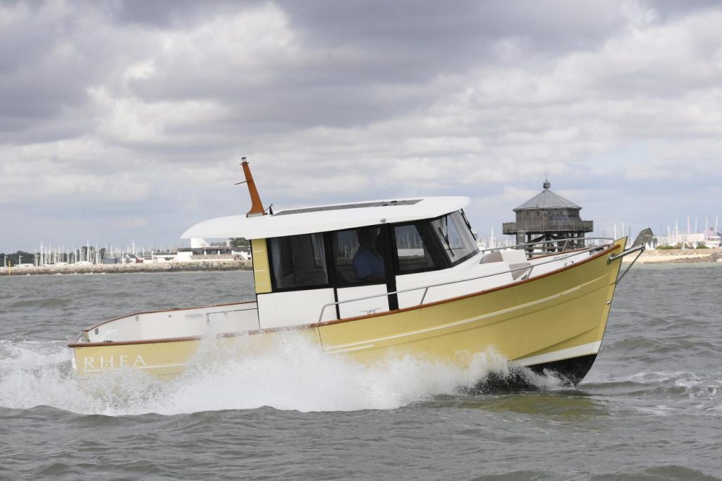 Rhea Marine 730 Timonier V2, gele boot vaart snel