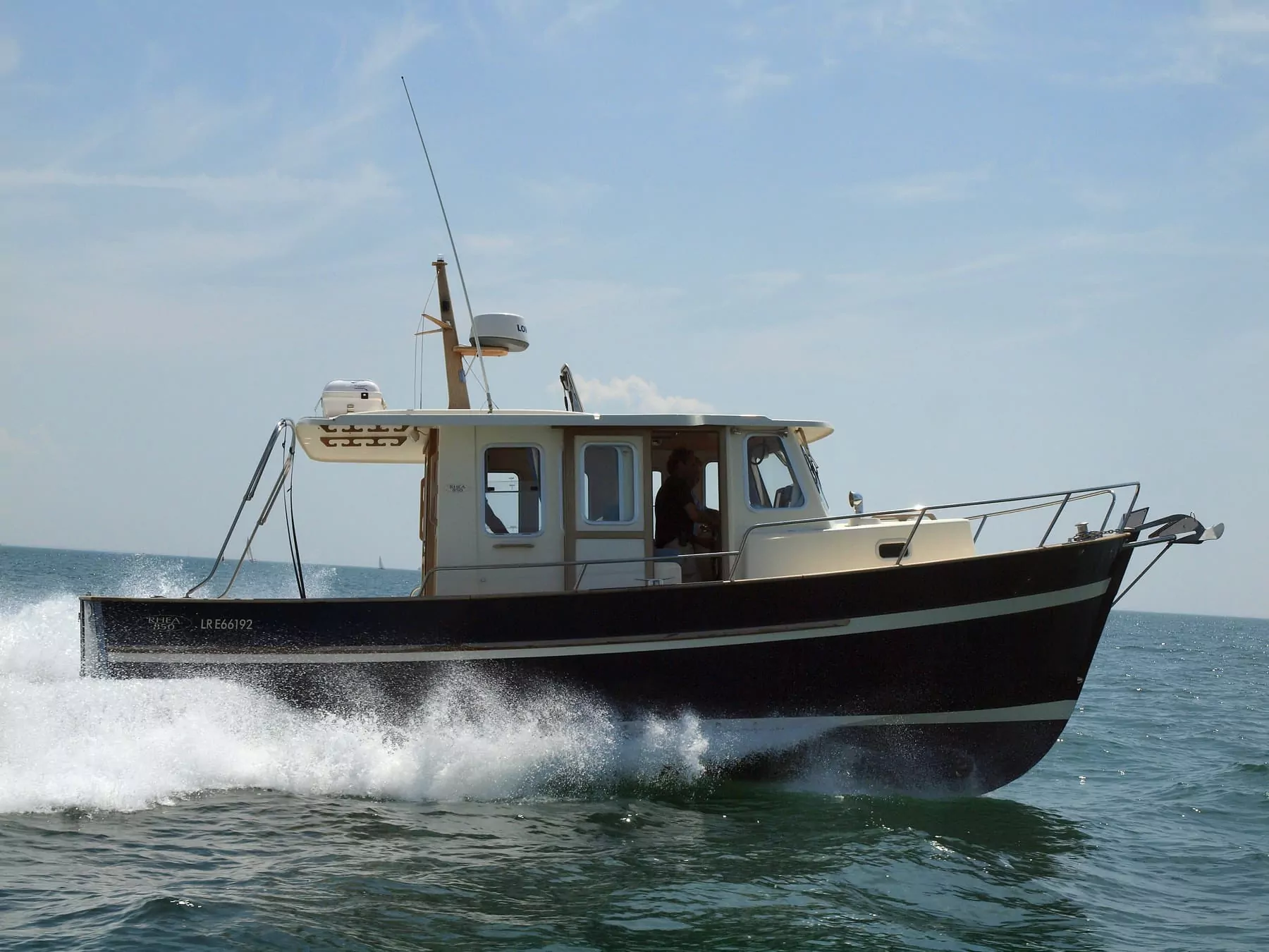 Rhea Marine 850 Timonier, boot varend op zee