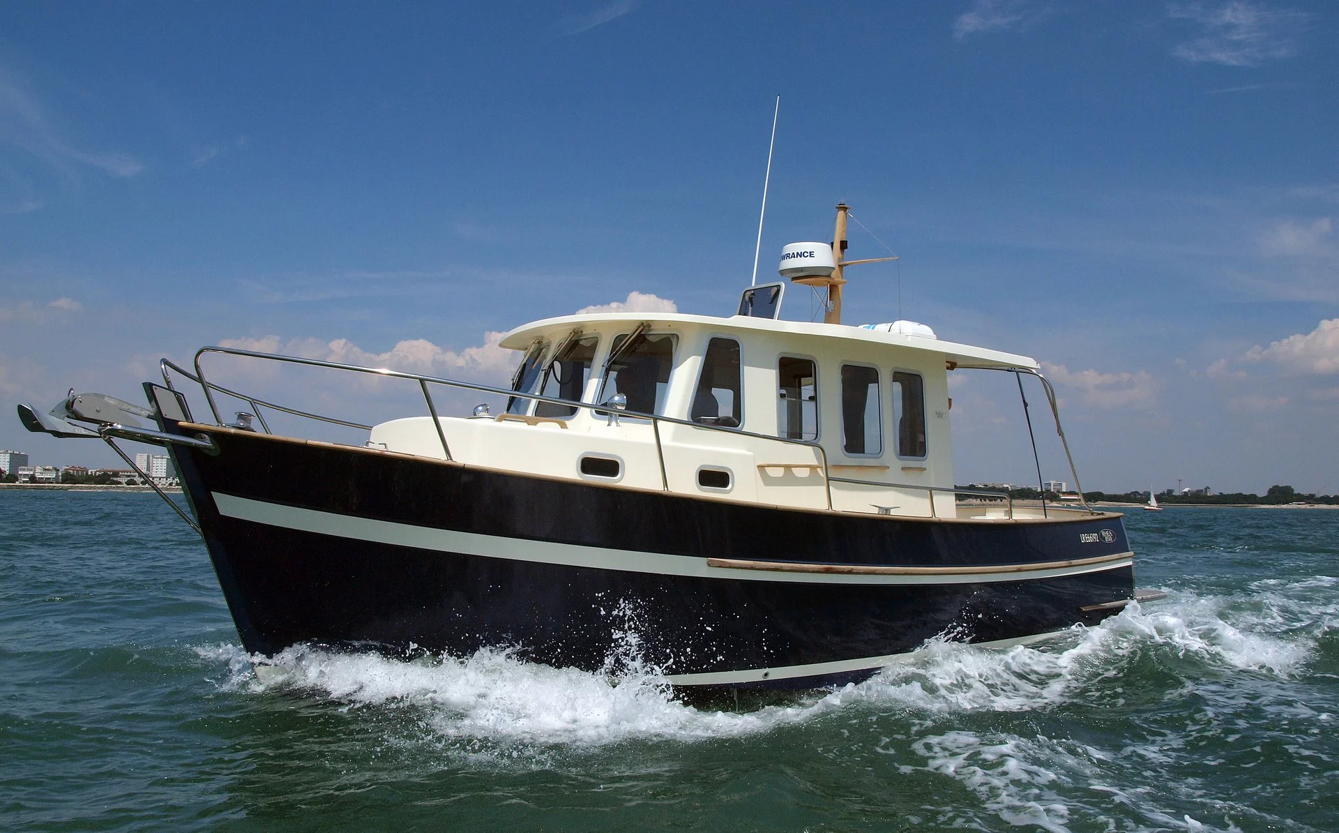 Rhea Marine 850 Timonier, boot varend op zee