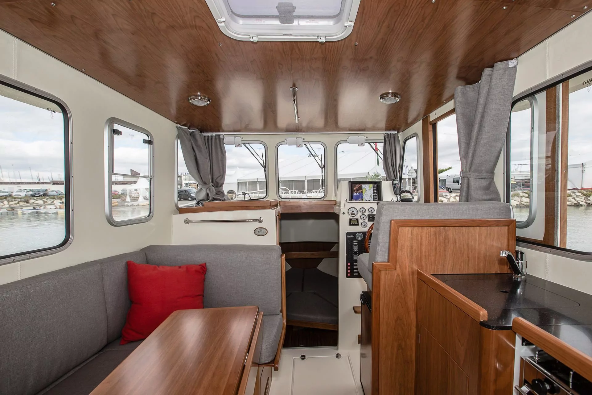 Rhea Marine 850 Timonier, kajuit met stuurstand en keuken