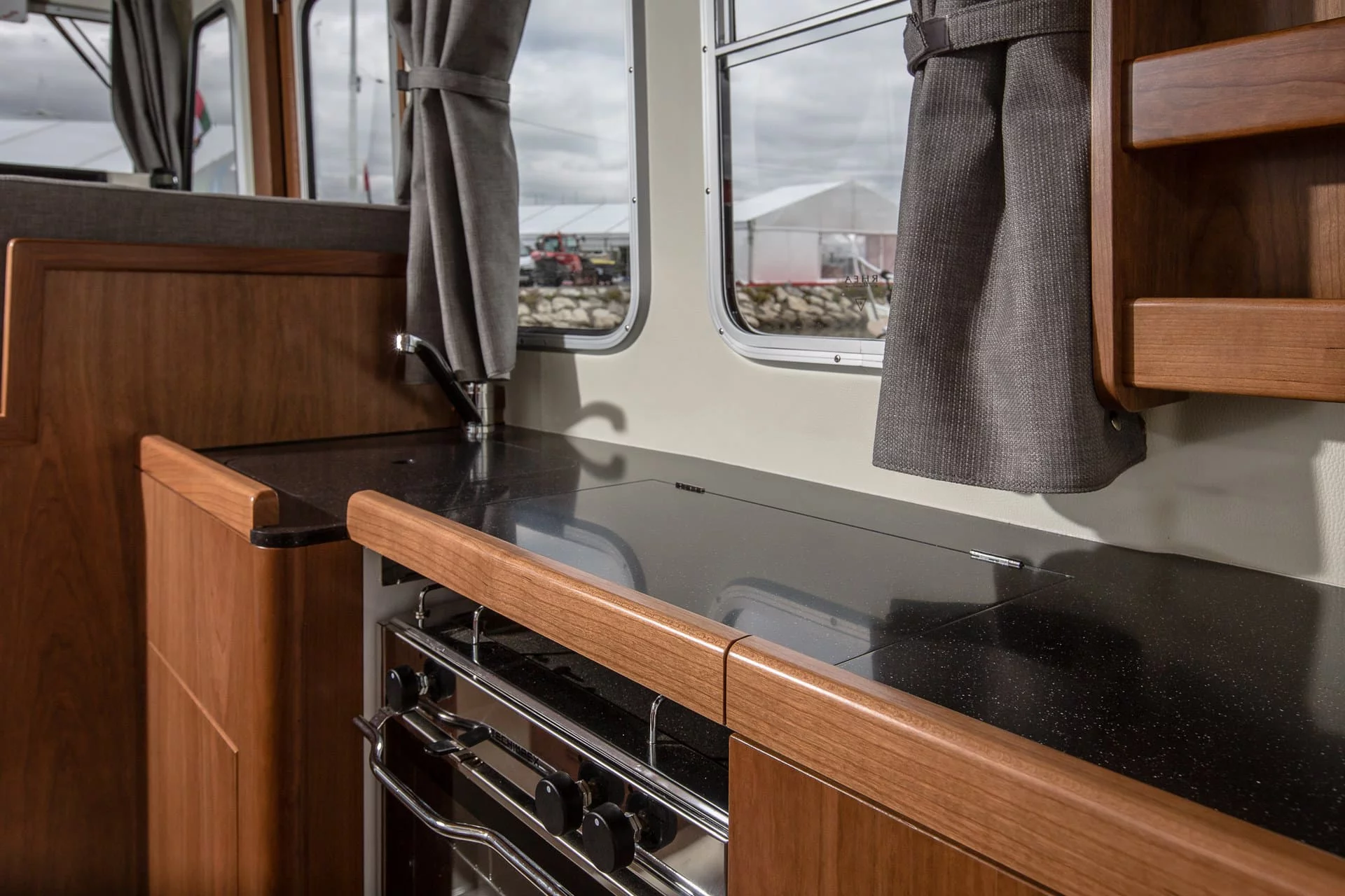 Rhea Marine 850 Timonier, keuken met kookplaat en aanrecht