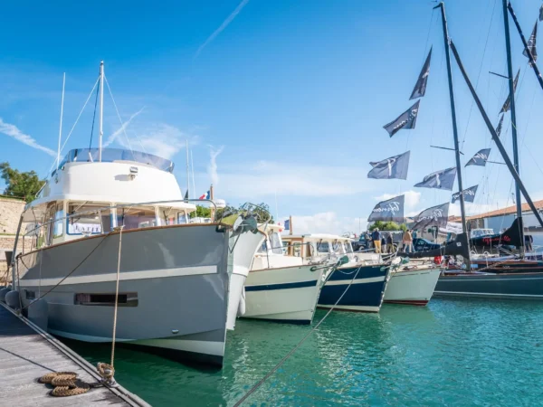 Rhea Marine Trawler 34, boten afgemeerd in jachthaven