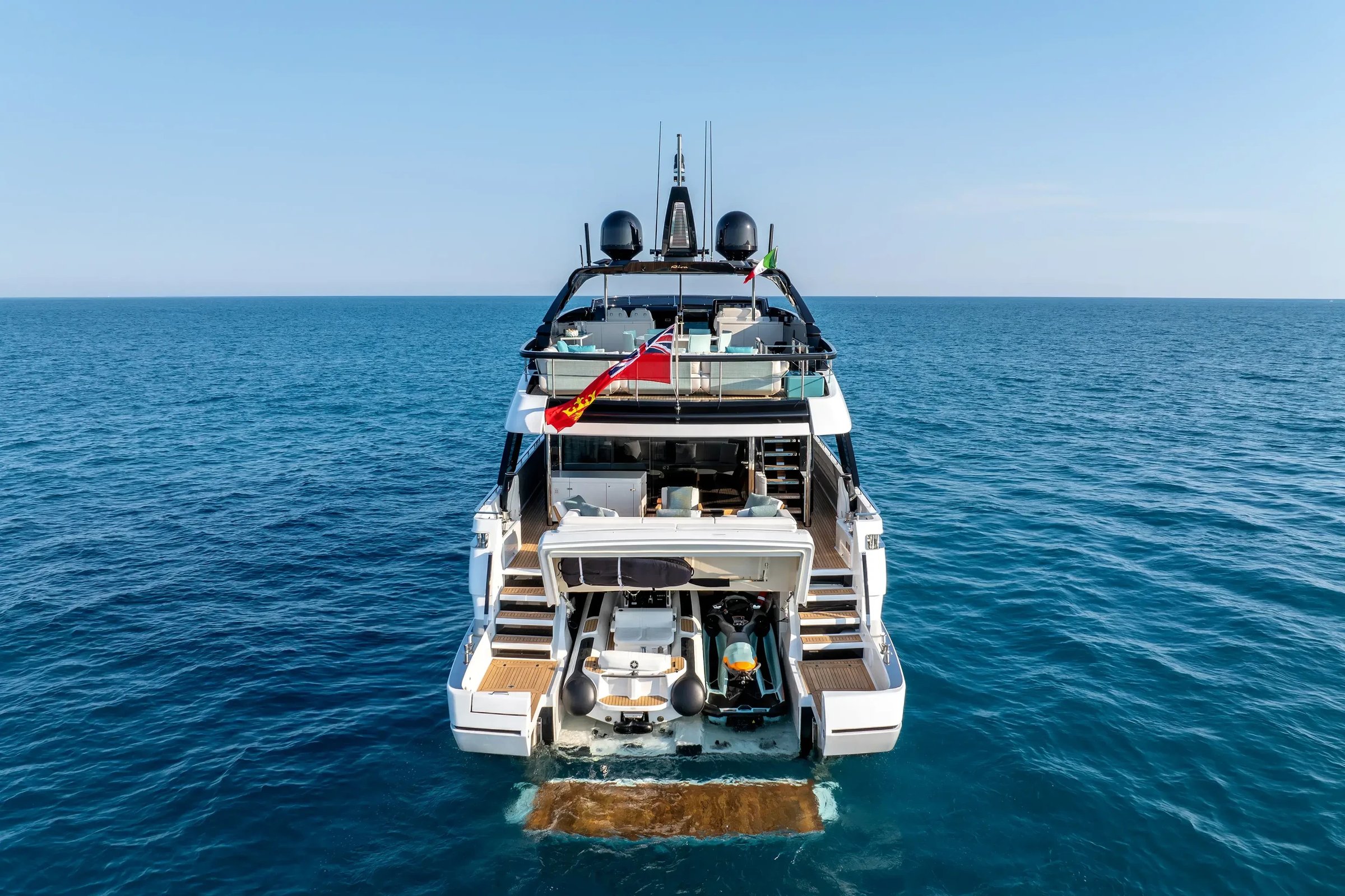 Riva 102' Corsaro Super, achteraanzicht jacht met zwemplatform