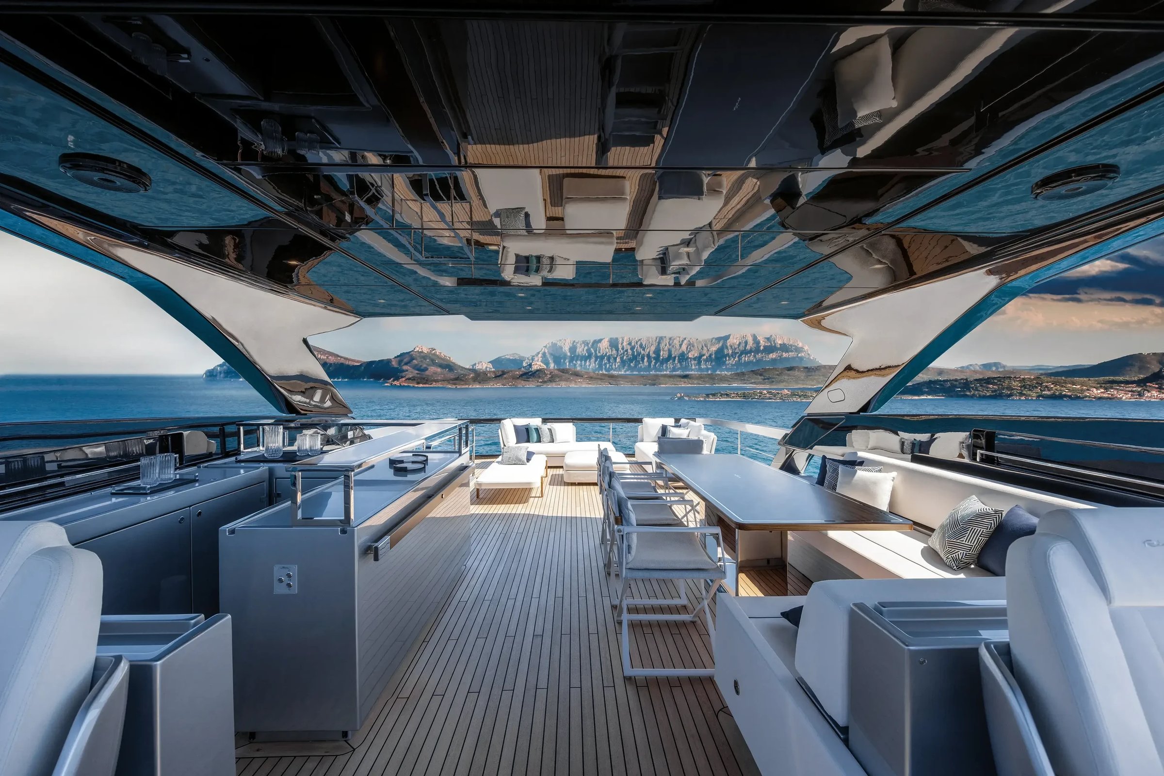 Riva 102' Corsaro Super, achterdek met lounge en eettafel