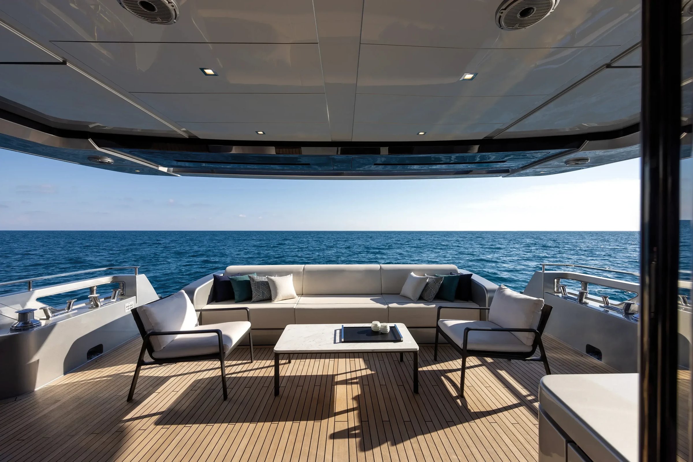 Riva 102' Corsaro Super, achterdek met loungebank en zeezicht