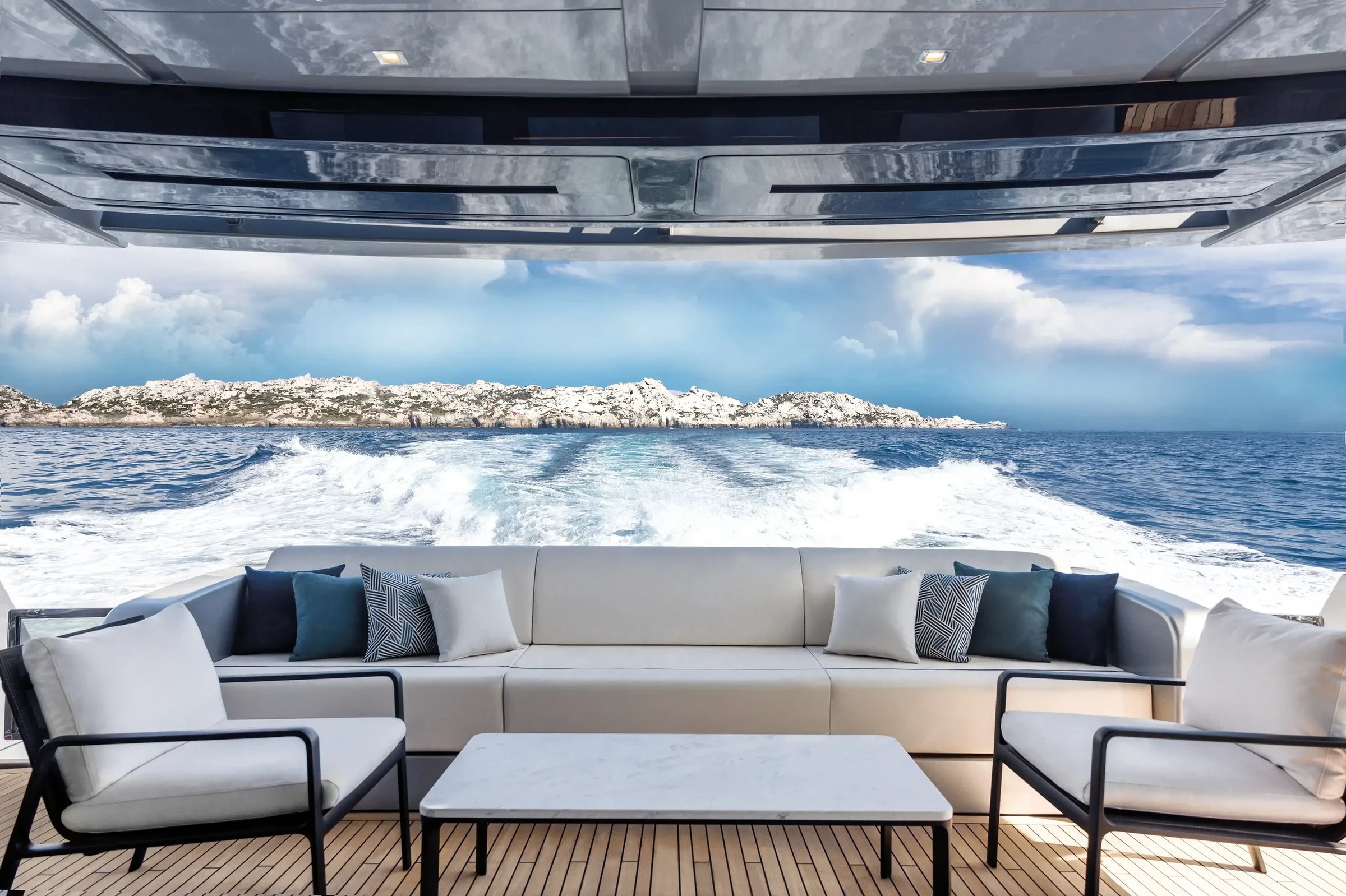 Riva 102' Corsaro Super, achterdek met loungebank op zee