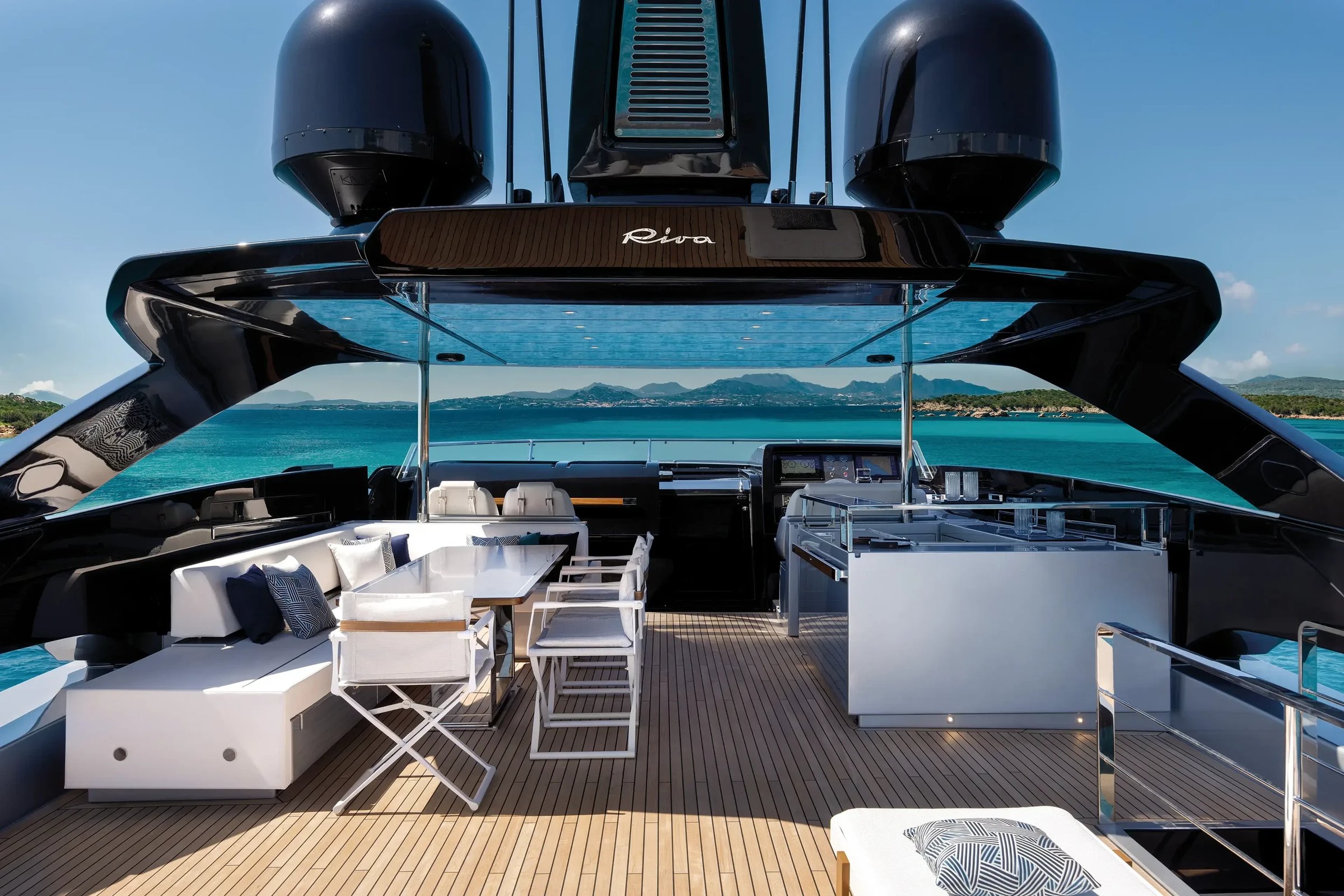 Riva 102' Corsaro Super, achterdek met loungezitjes en tafel