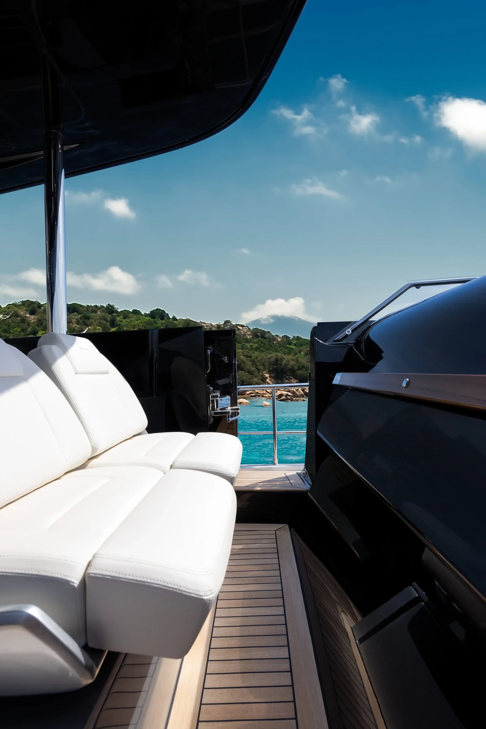 Riva 102' Corsaro Super, achterdek met witte zitbank