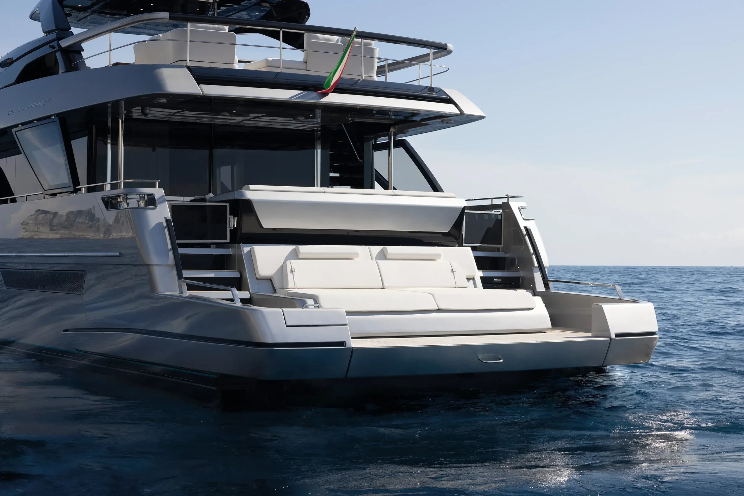 Riva 102' Corsaro Super, achterdek met zitbank op zee