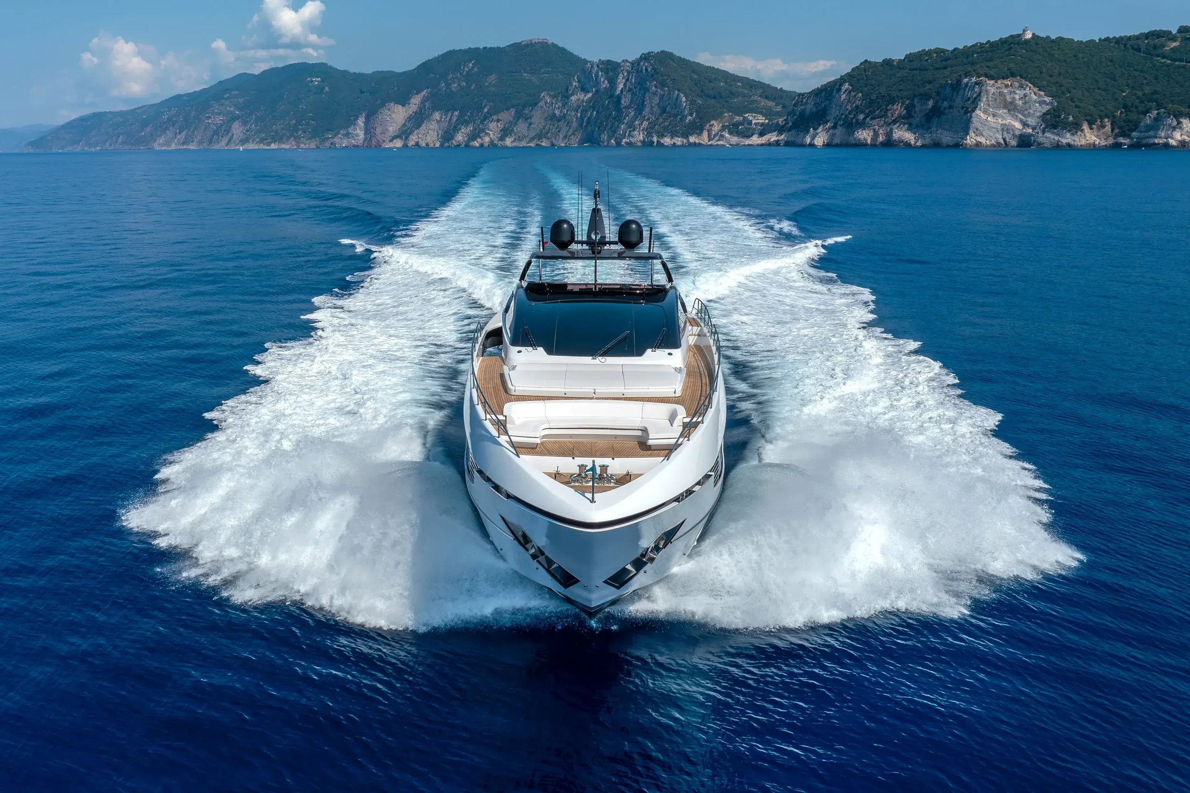 Riva 102' Corsaro Super, boot varend met kielzog