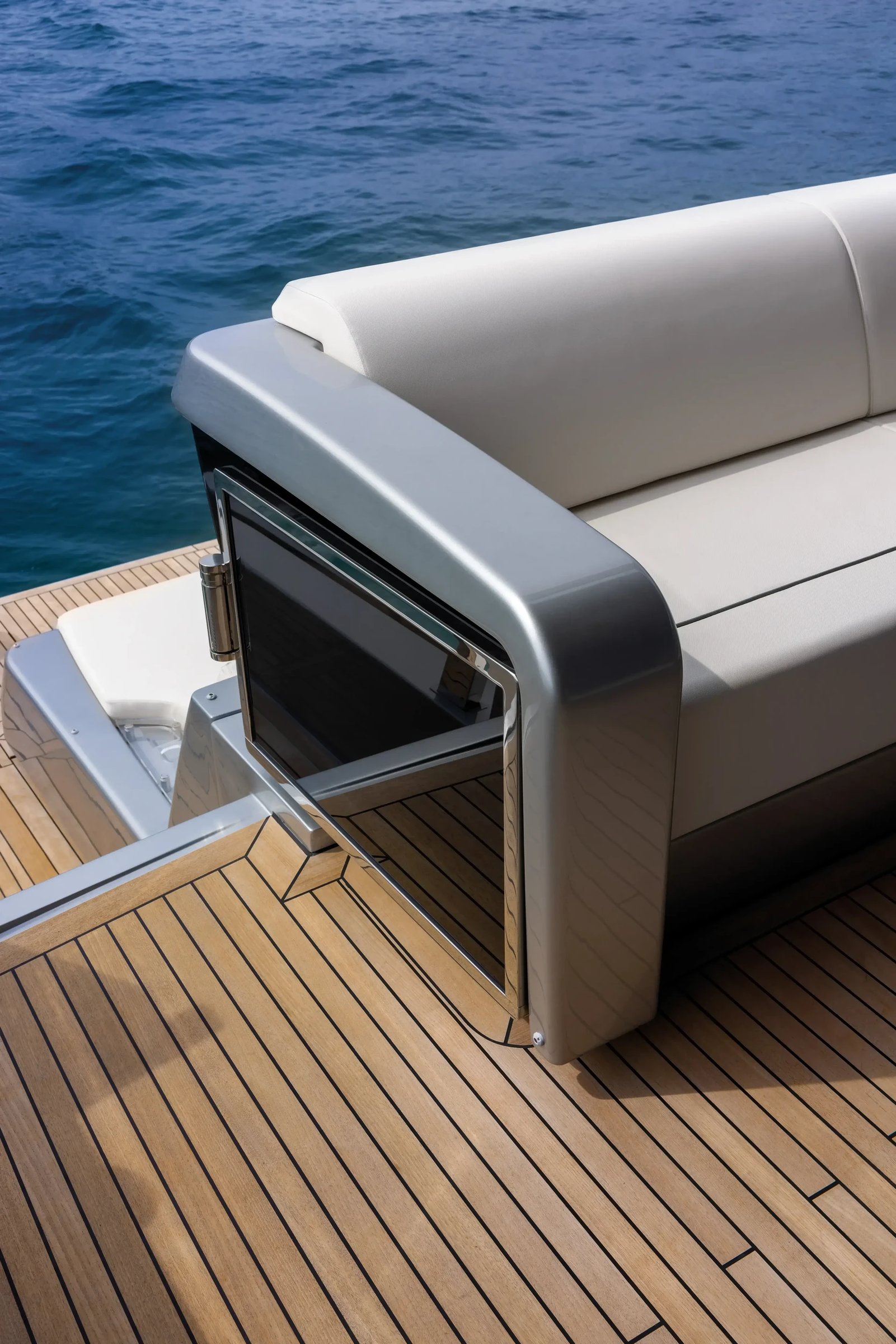 Riva 102' Corsaro Super, dek met zitbank en luik
