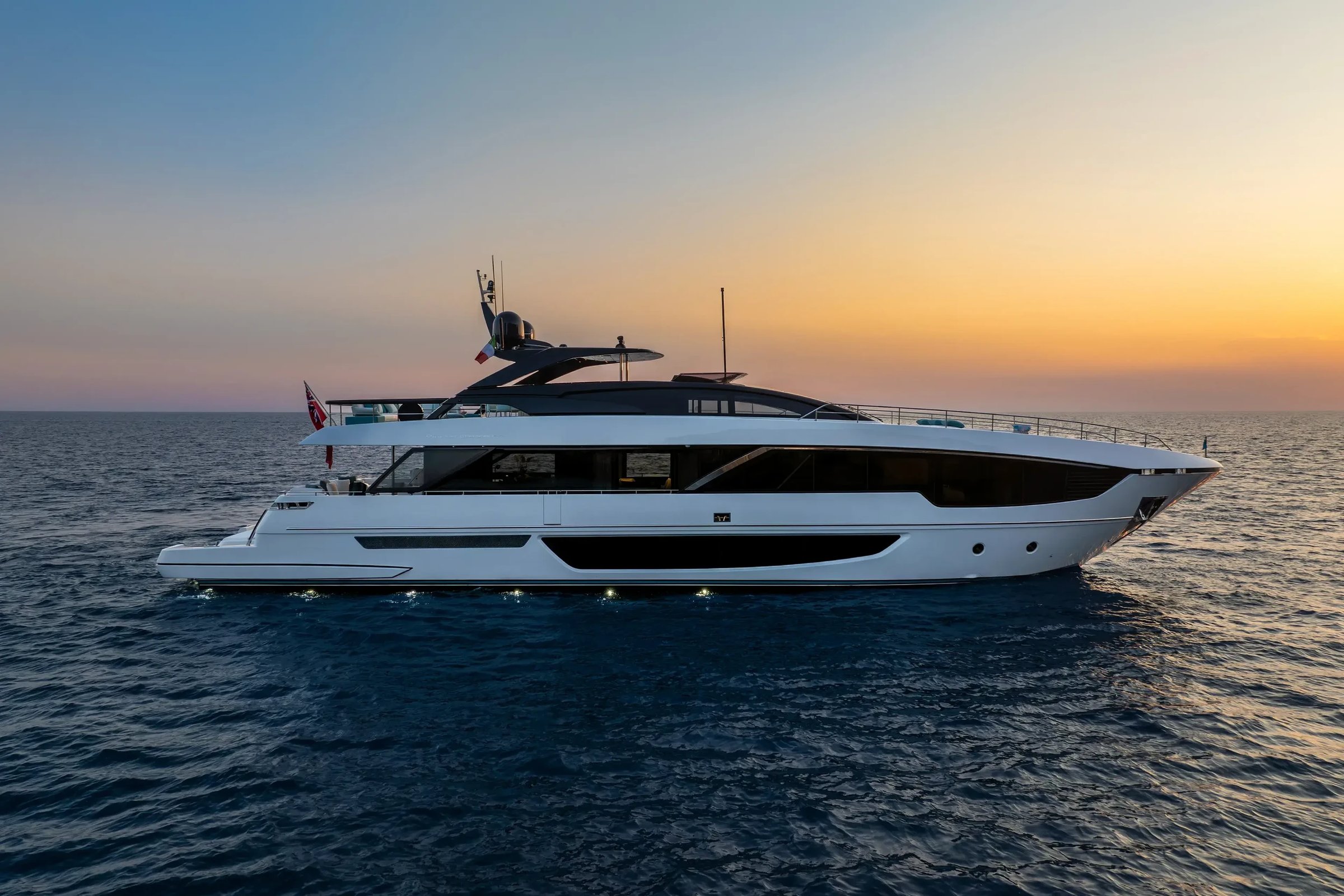 Riva 102' Corsaro Super, jacht op zee bij zonsondergang