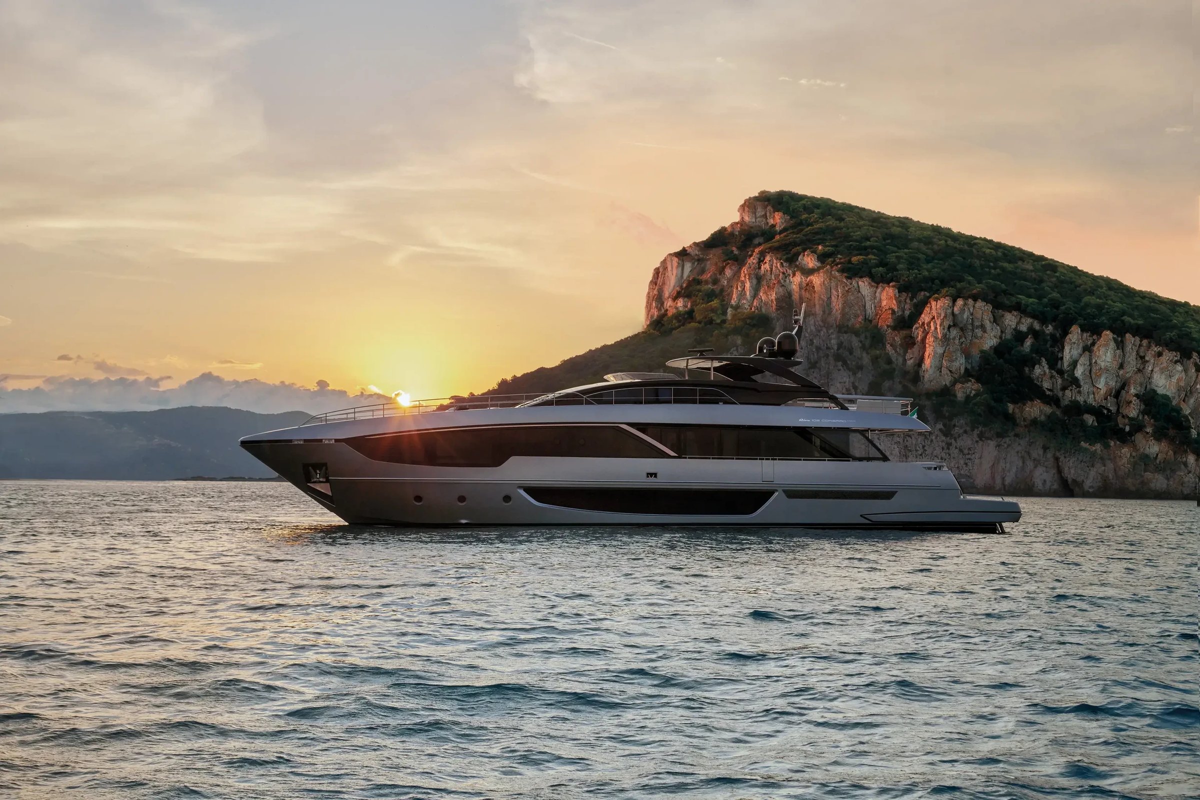 Riva 102' Corsaro Super, jacht op zee bij zonsondergang