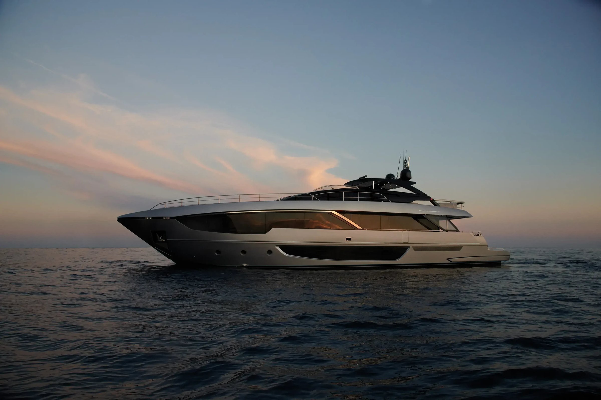 Riva 102' Corsaro Super, jacht varend bij zonsondergang