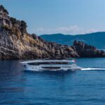 Riva 102' Corsaro Super, jacht varend langs kustlijn