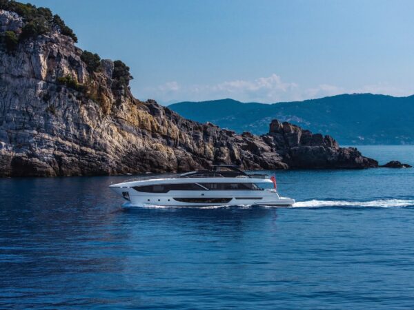 Riva 102' Corsaro Super, jacht varend langs kustlijn