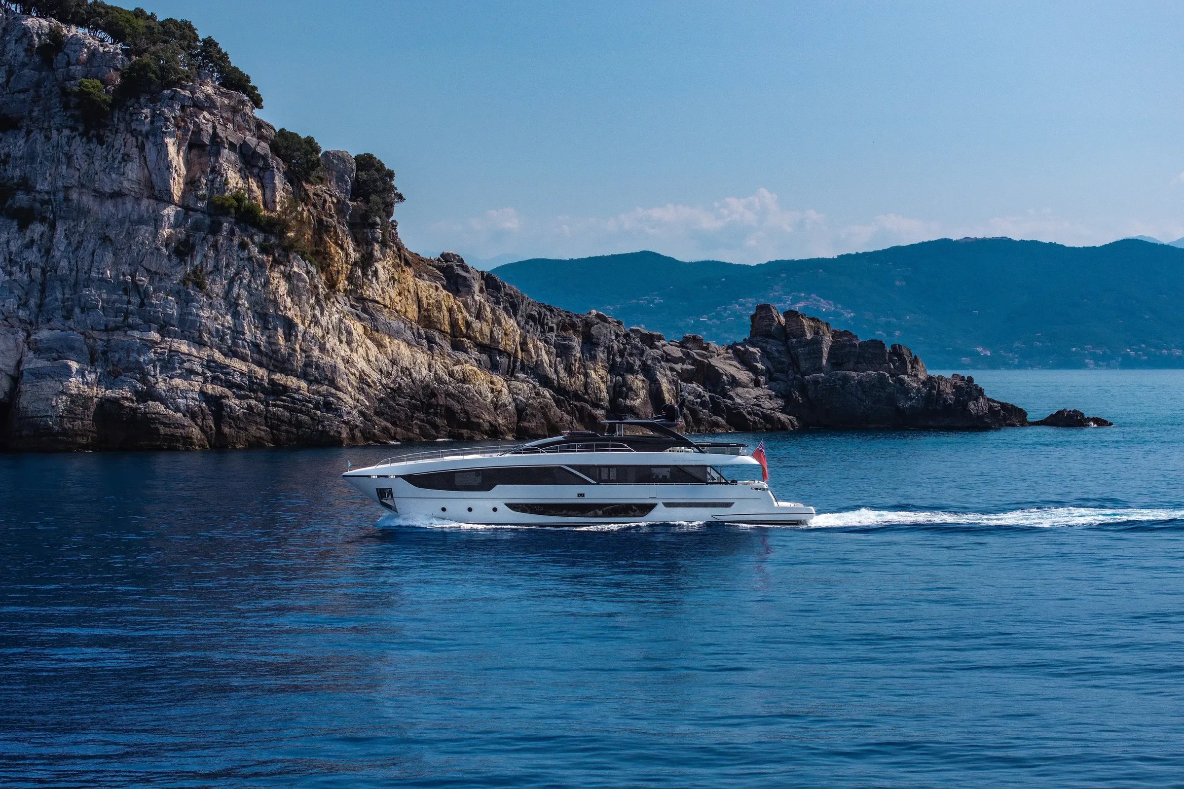 Riva 102' Corsaro Super, jacht varend langs kustlijn