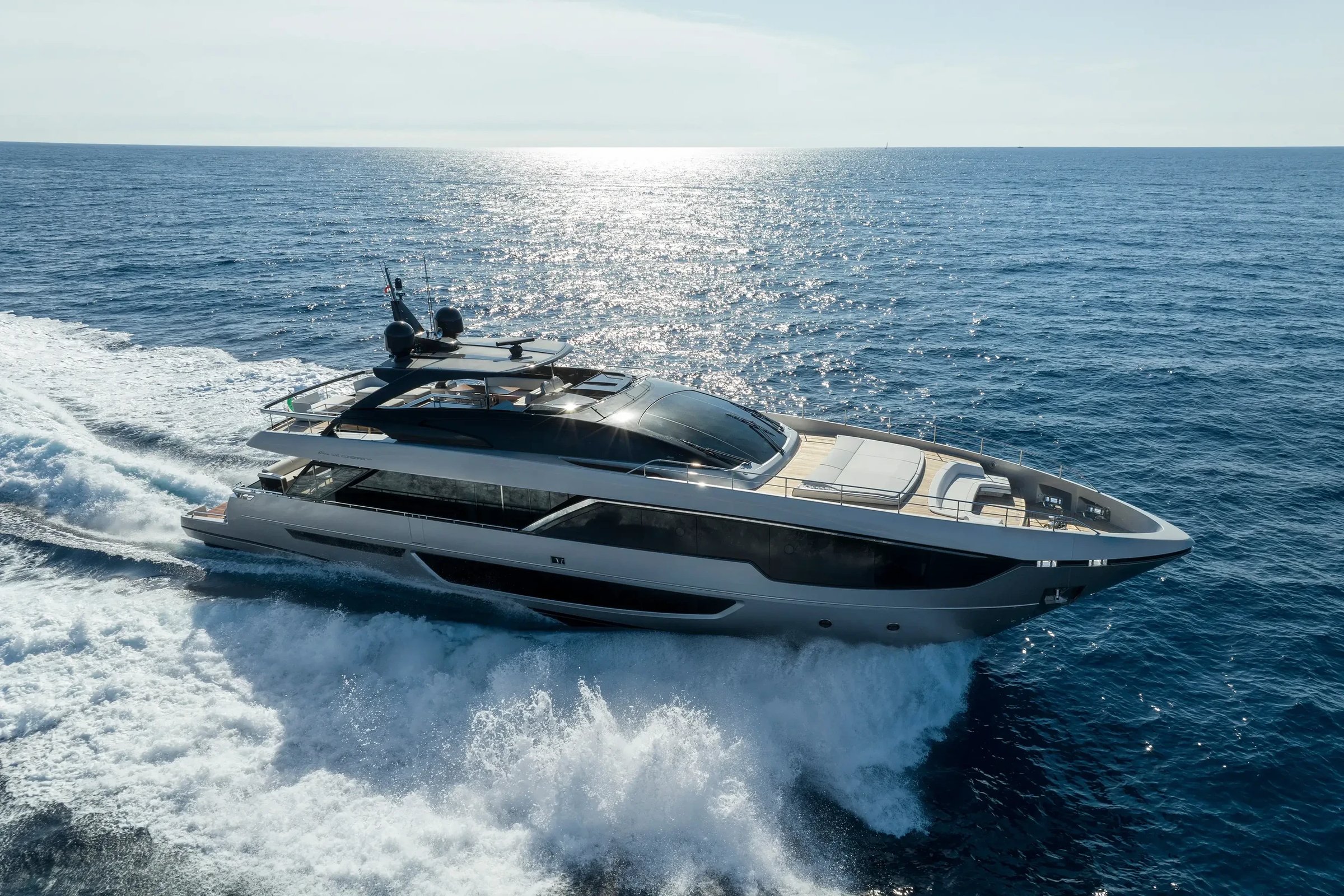 Riva 102' Corsaro Super, jacht varend op zee met golven