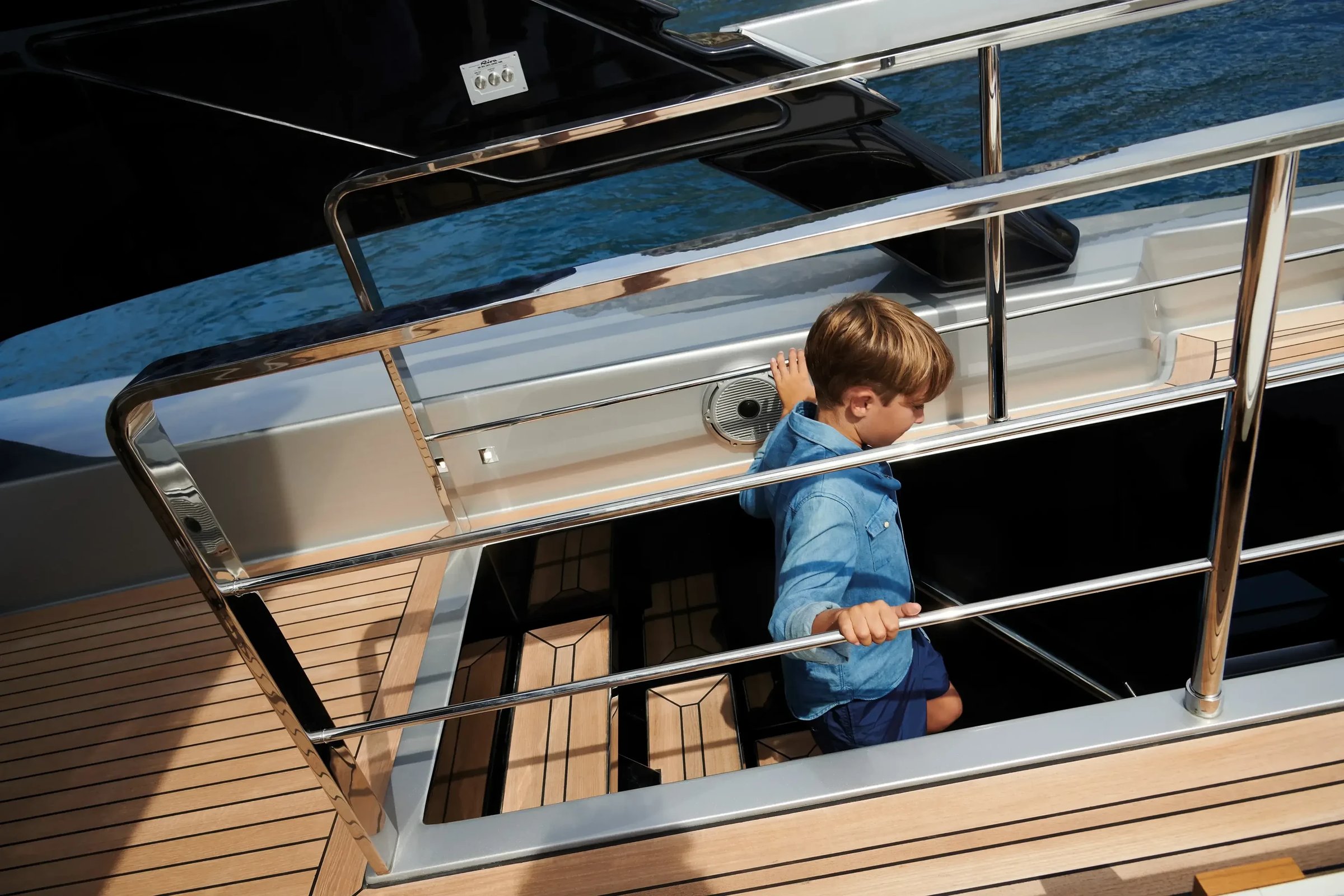 Riva 102' Corsaro Super, jongen loopt op trap