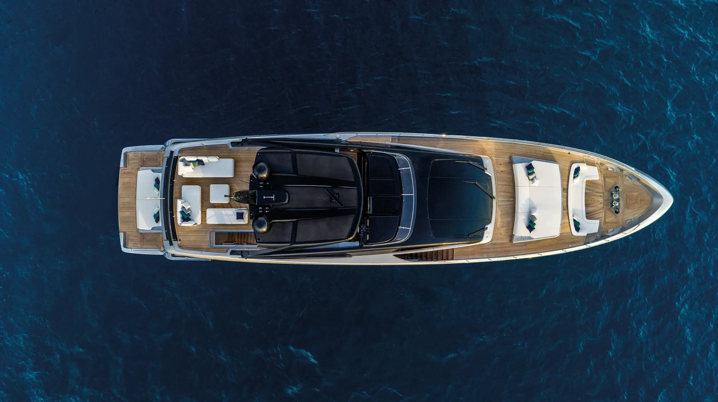 Riva 102' Corsaro Super, luchtfoto jacht op zee