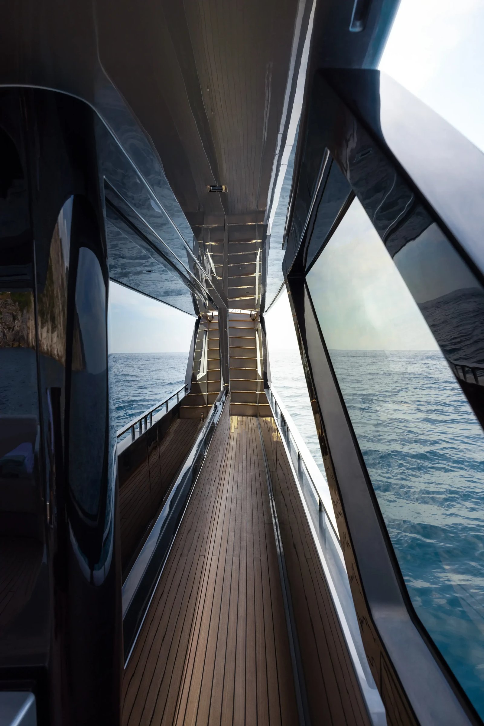 Riva 102' Corsaro Super, smalle wandelgang langs zijkant boot
