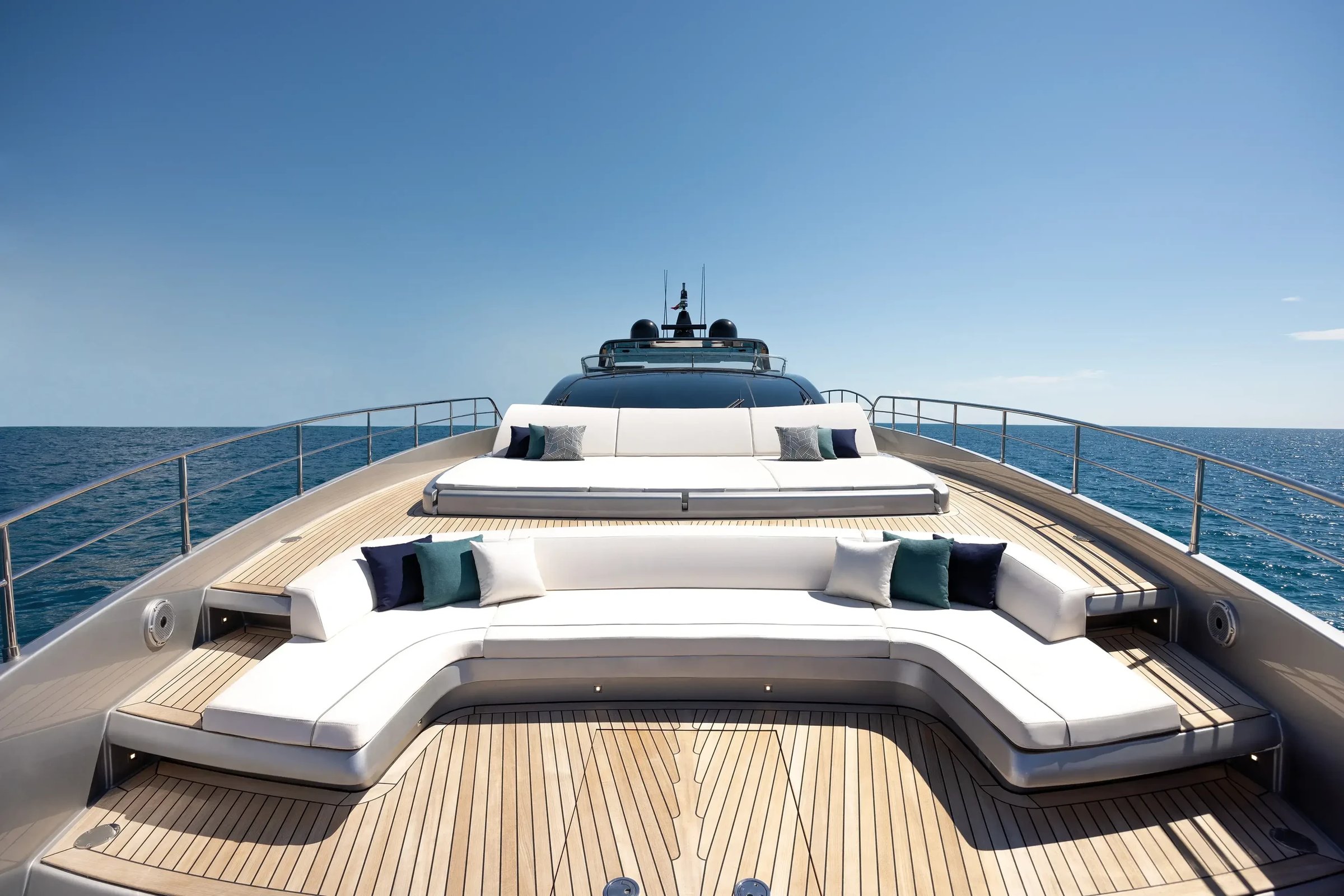 Riva 102' Corsaro Super, voordek met loungebanken op jacht