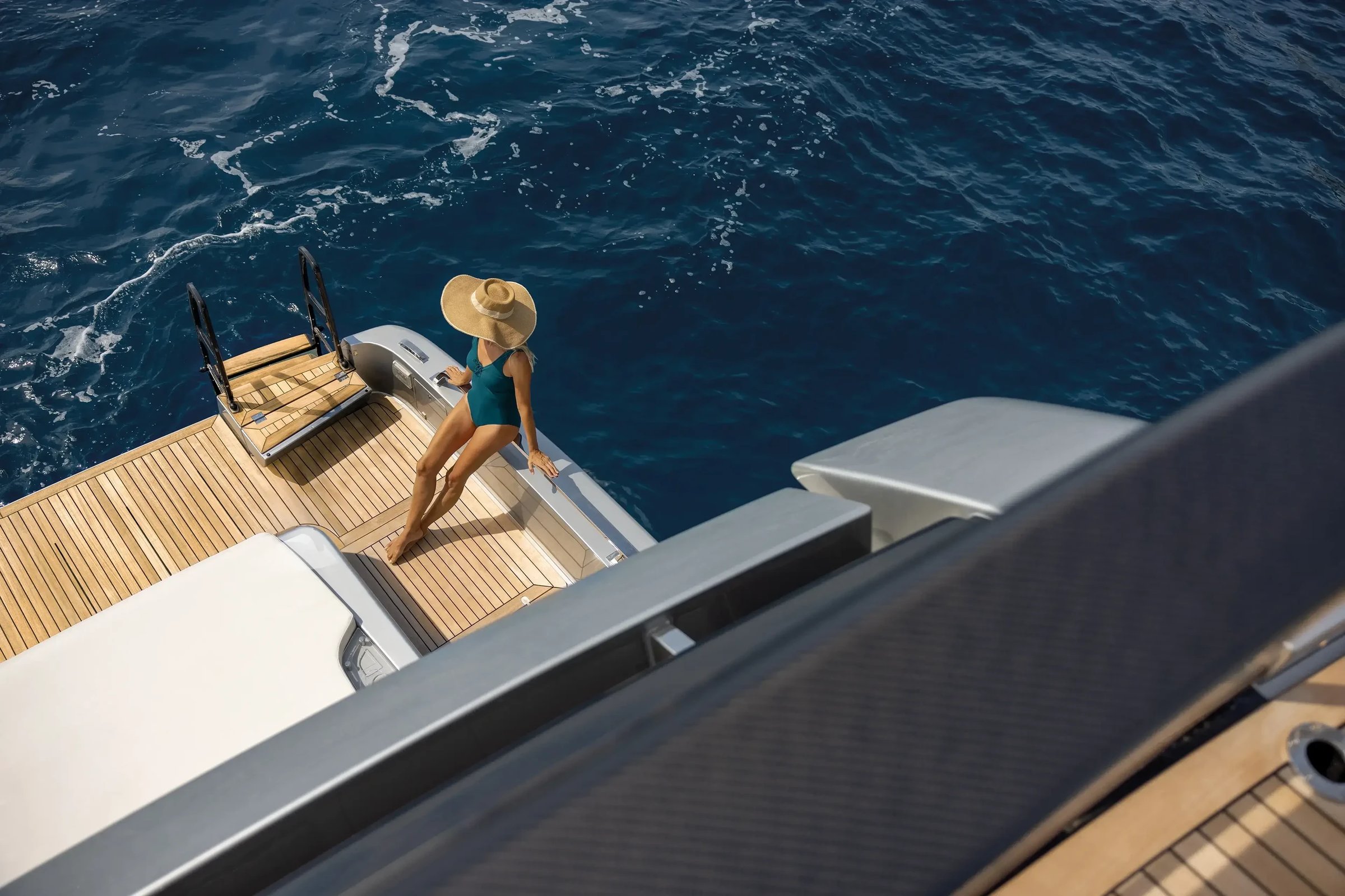 Riva 102' Corsaro Super, vrouw met hoed op zwemplatform