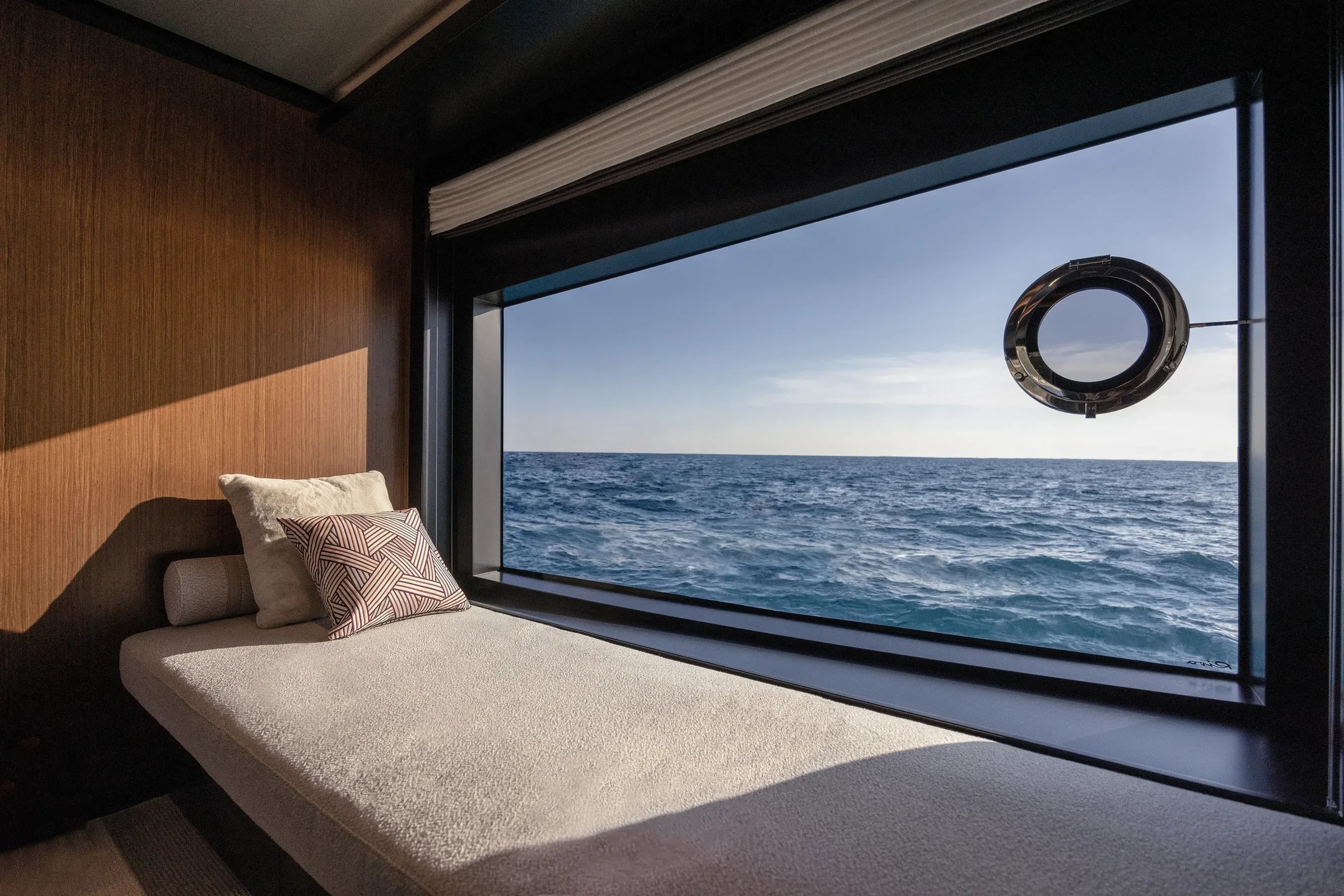 Riva 102' Corsaro Super, zitbank bij raam met zeezicht