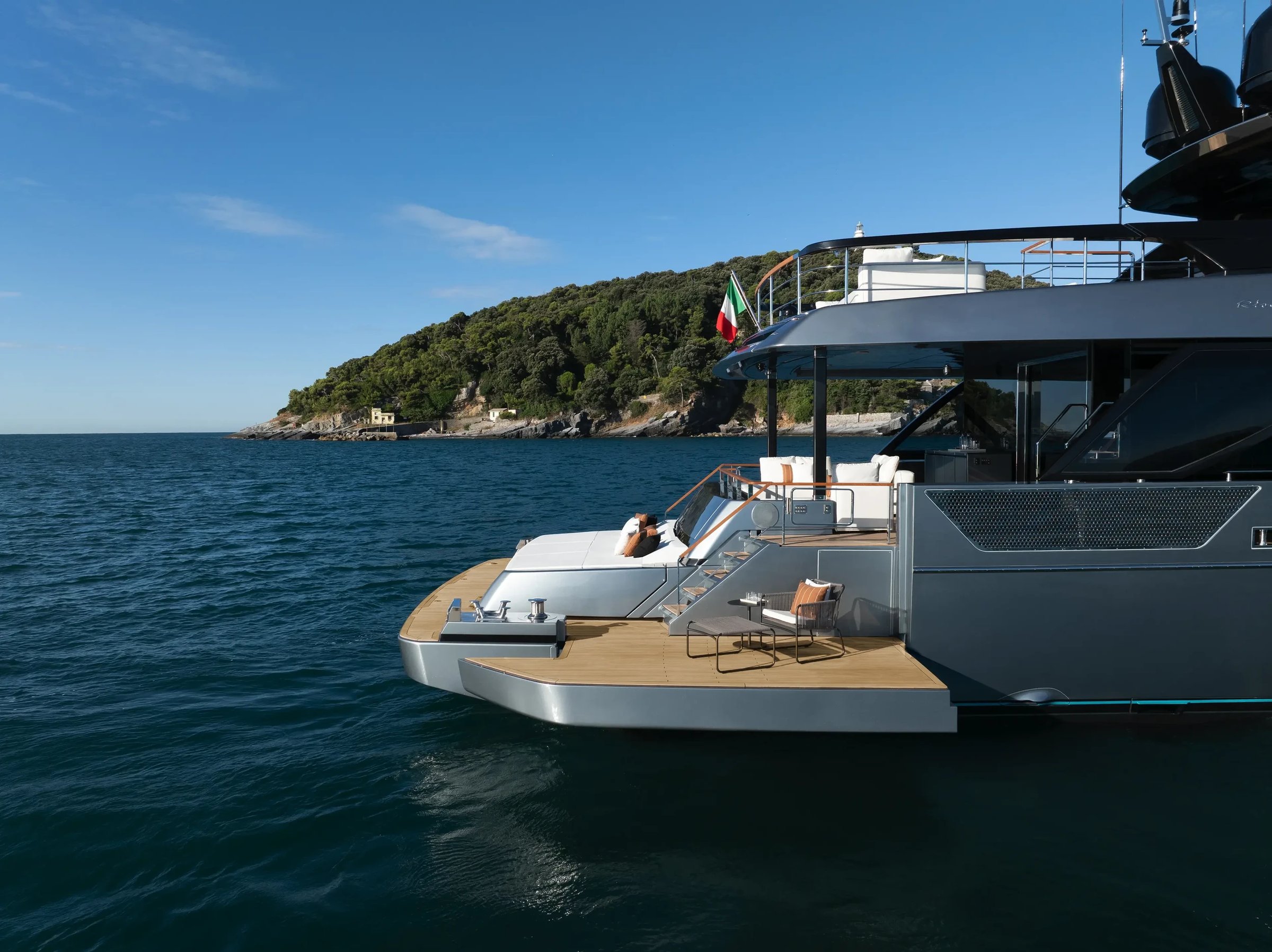 Riva 112' Dolcevita Super New, achterdek van jacht bij kust