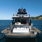 Riva 112' Dolcevita Super New, achtersteven jacht met loungebank