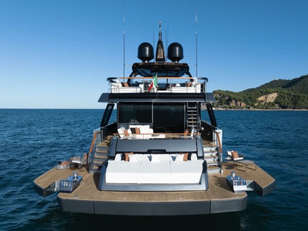 Riva 112' Dolcevita Super New, achtersteven jacht met loungebank