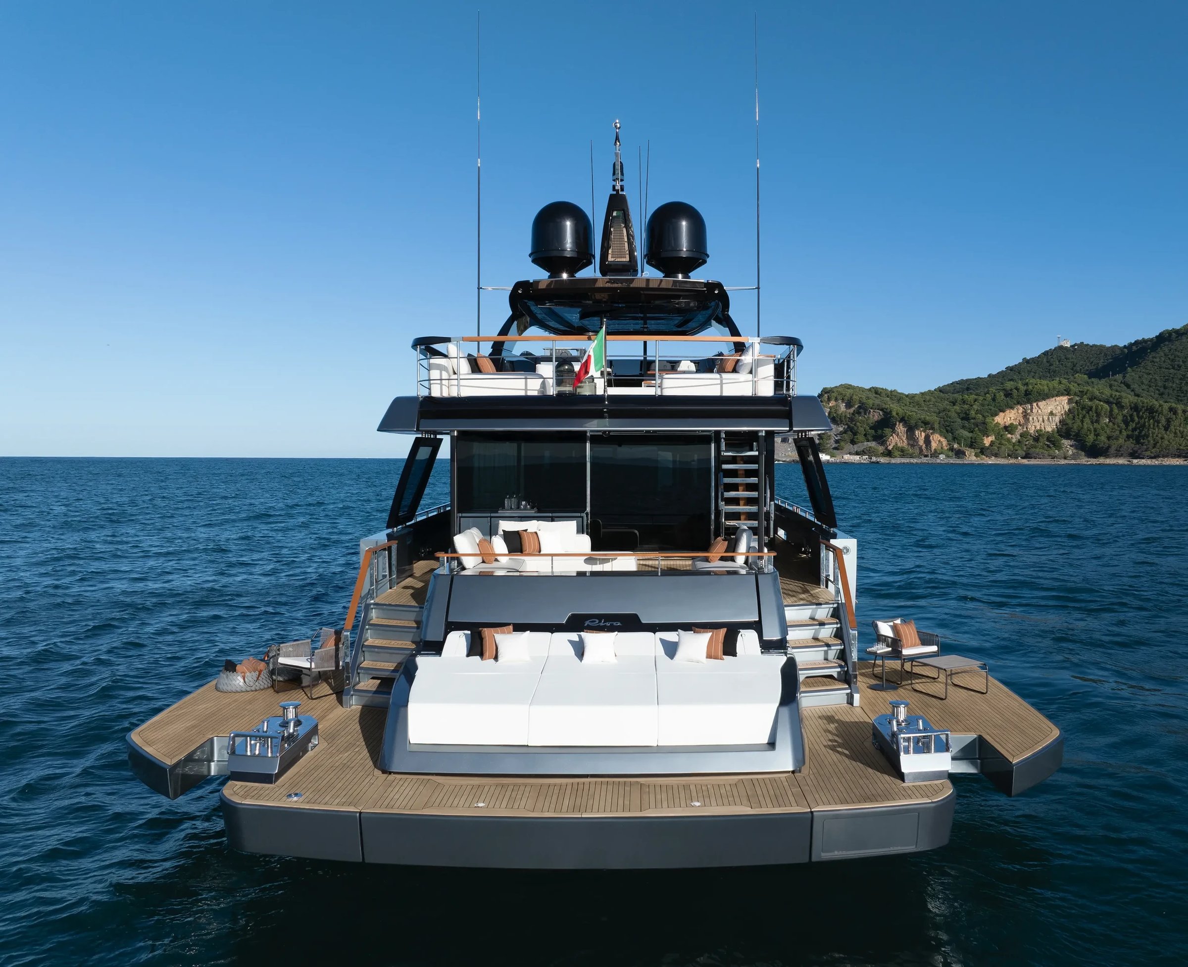 Riva 112' Dolcevita Super New, achtersteven jacht met loungebank