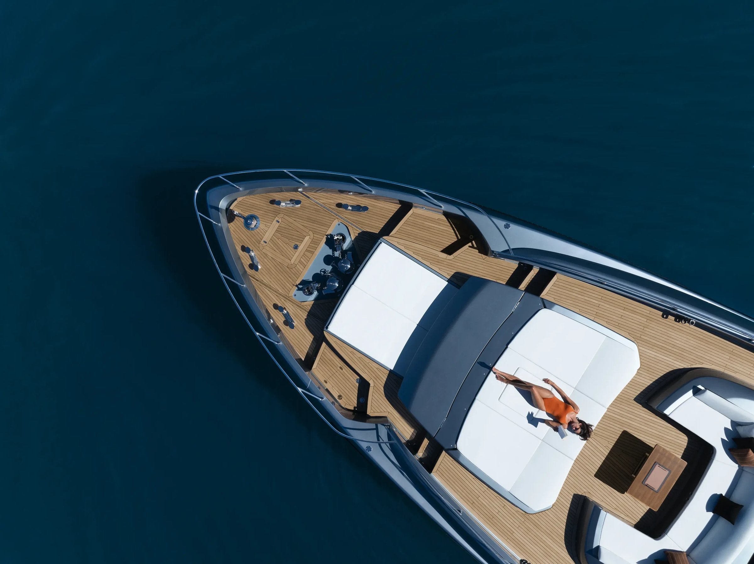 Riva 112' Dolcevita Super New, boot dek vanuit vogelperspectief