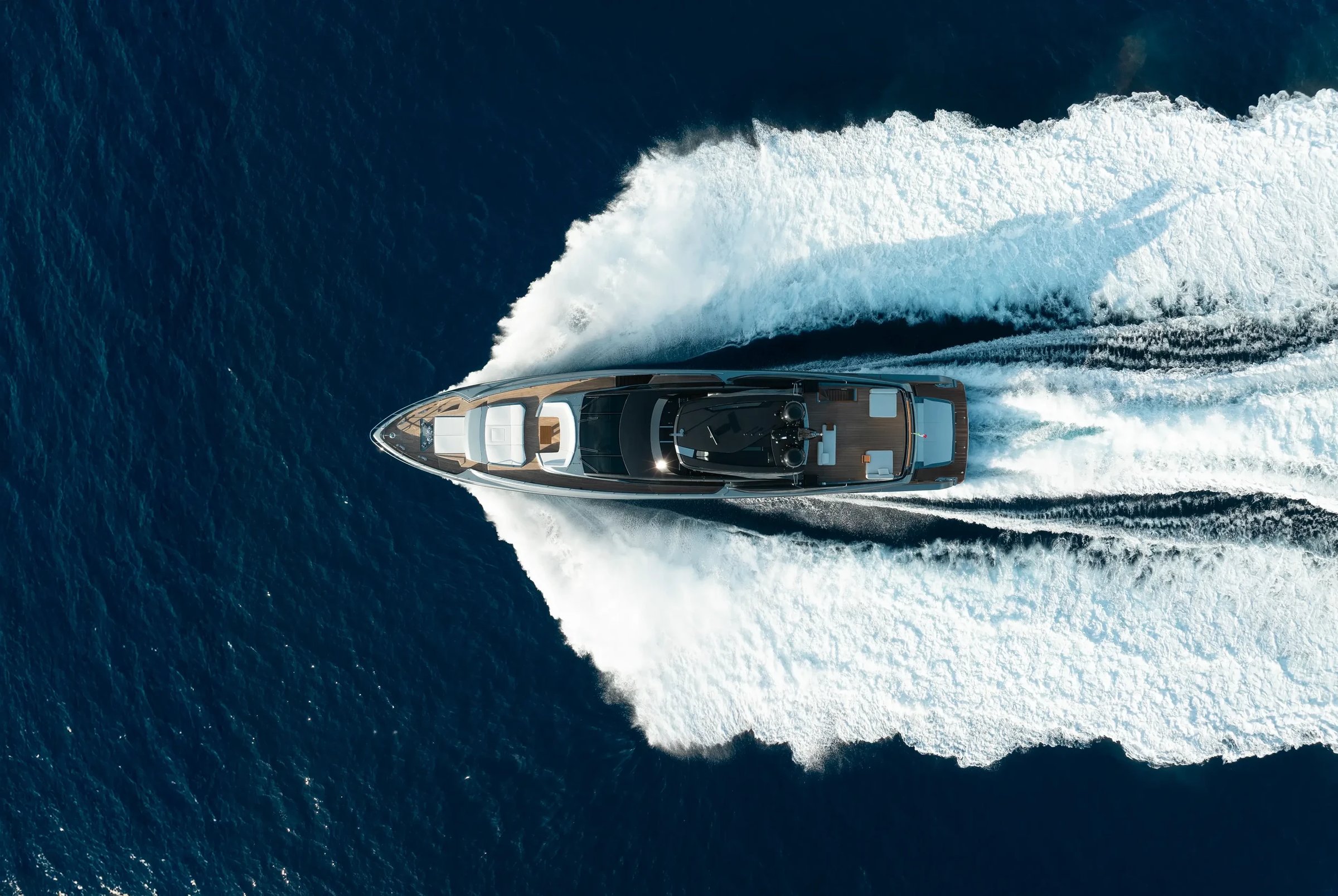 Riva 112' Dolcevita Super New, boot varend met golven