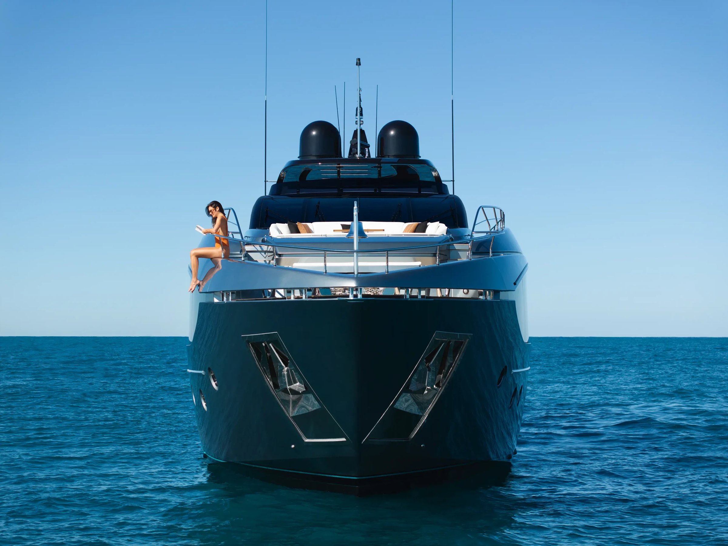 Riva 112' Dolcevita Super New, boot voorzijde met vrouw